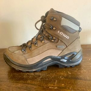 LOWA “Renegade GTX mid” hiking boots. Size 6. EUC.
